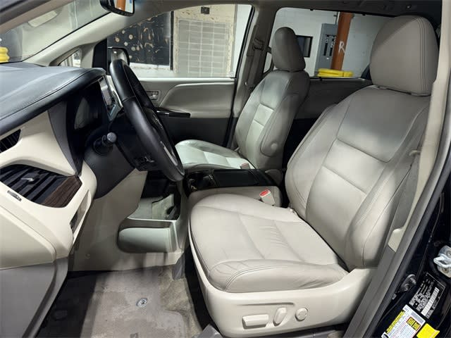 2017 Toyota Sienna XLE 9