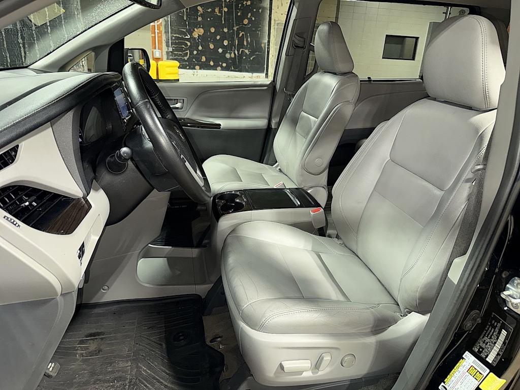 Thumbnail: 2018 Toyota Sienna - 9