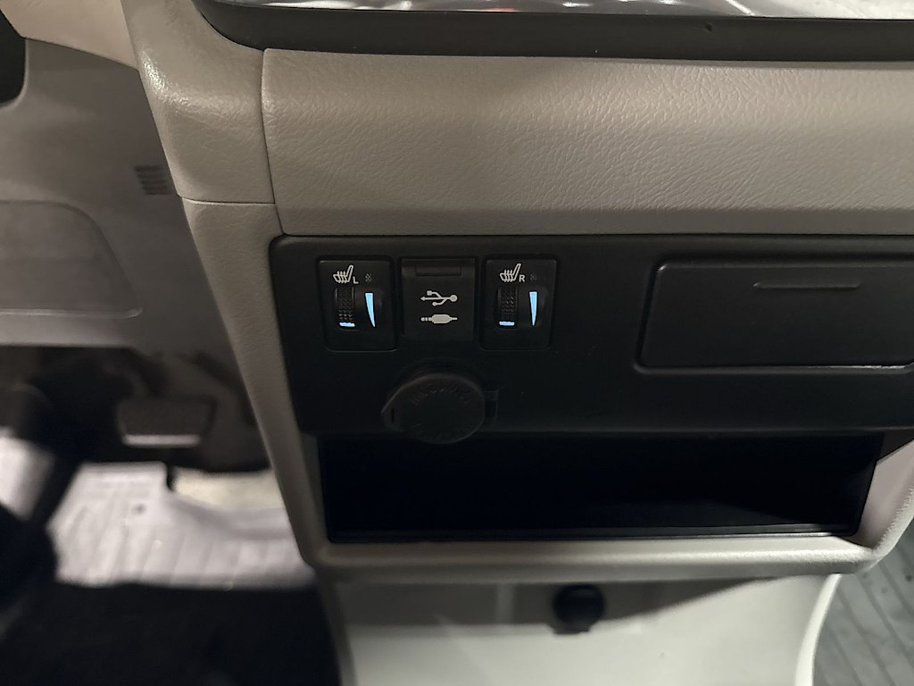 Thumbnail: 2018 Toyota Sienna - 36