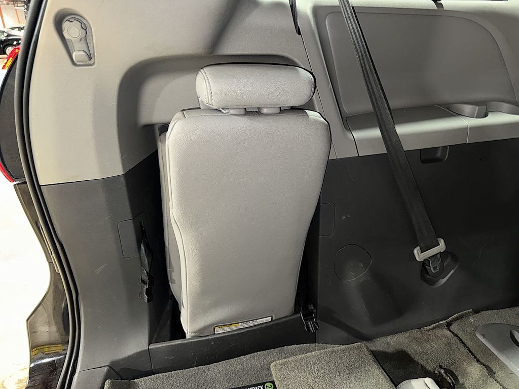 Thumbnail: 2018 Toyota Sienna - 10