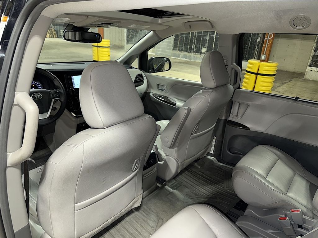 Thumbnail: 2018 Toyota Sienna - 32