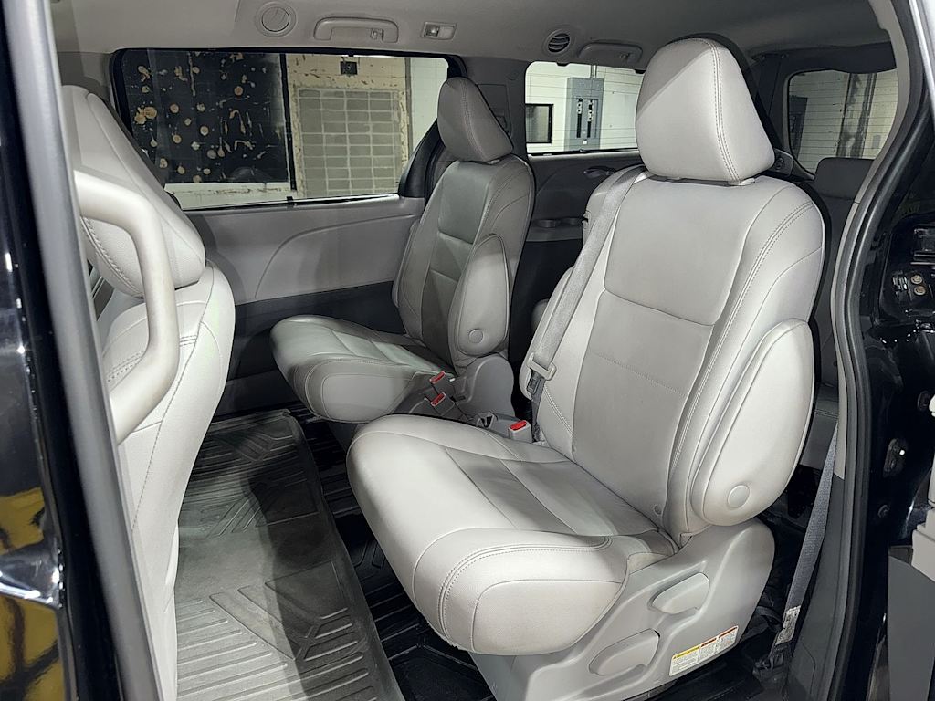 Thumbnail: 2018 Toyota Sienna - 23