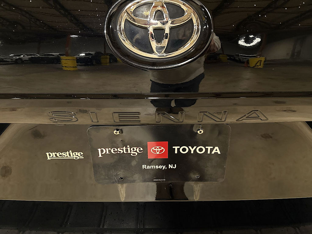 Thumbnail: 2018 Toyota Sienna - 6