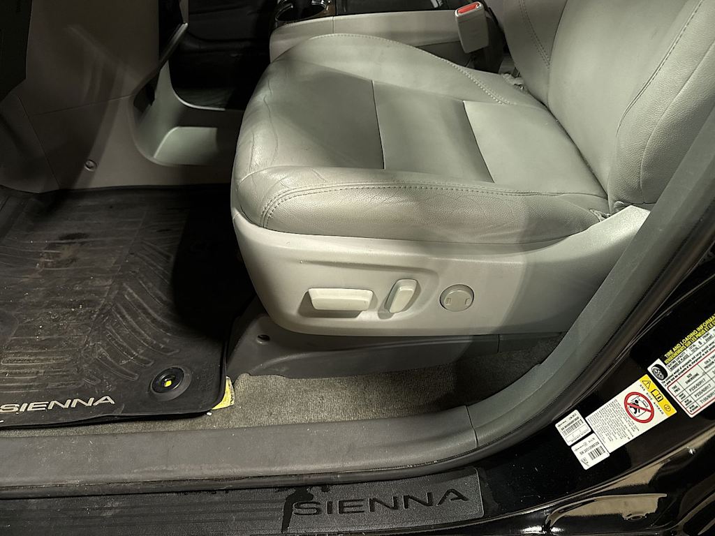 Thumbnail: 2018 Toyota Sienna - 28