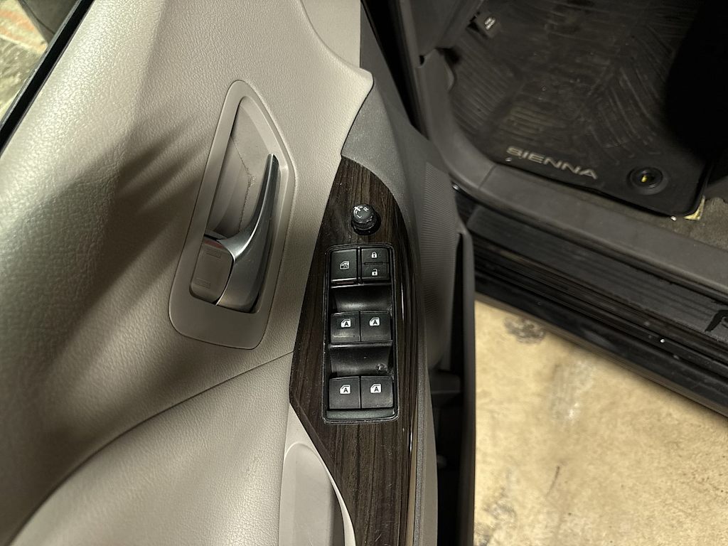 Thumbnail: 2018 Toyota Sienna - 27