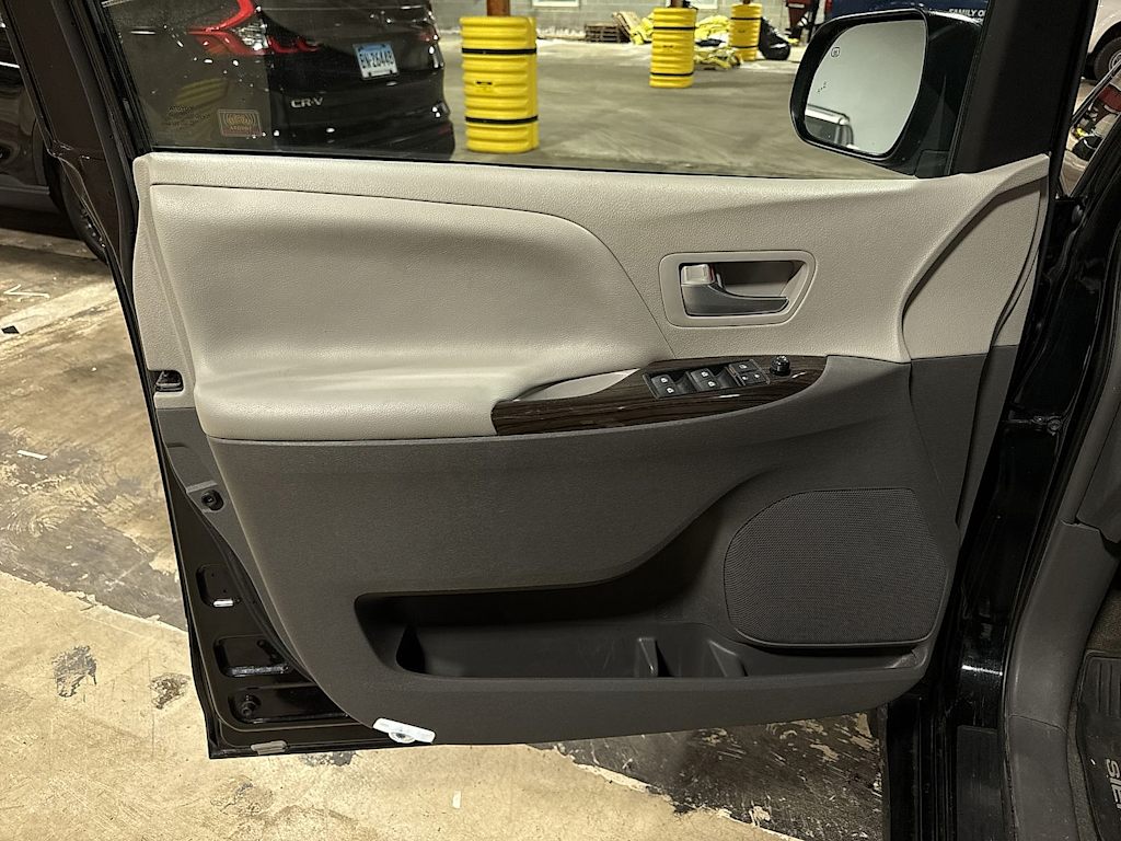 Thumbnail: 2018 Toyota Sienna - 34