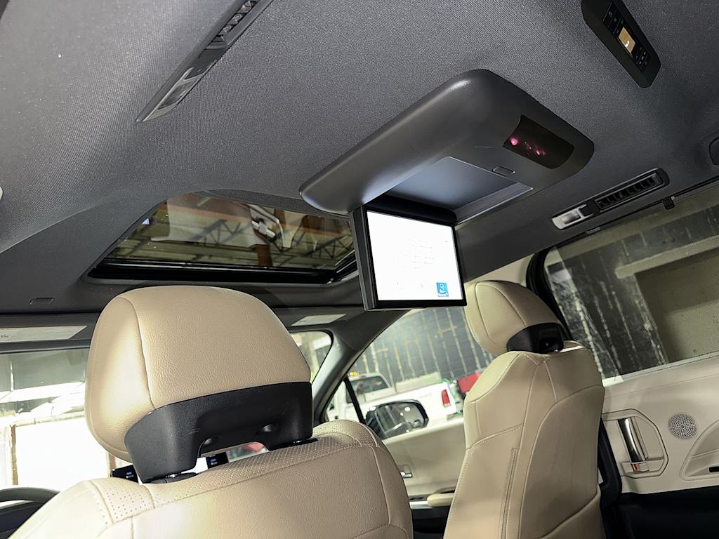 Thumbnail: 2023 Toyota Sienna - 28