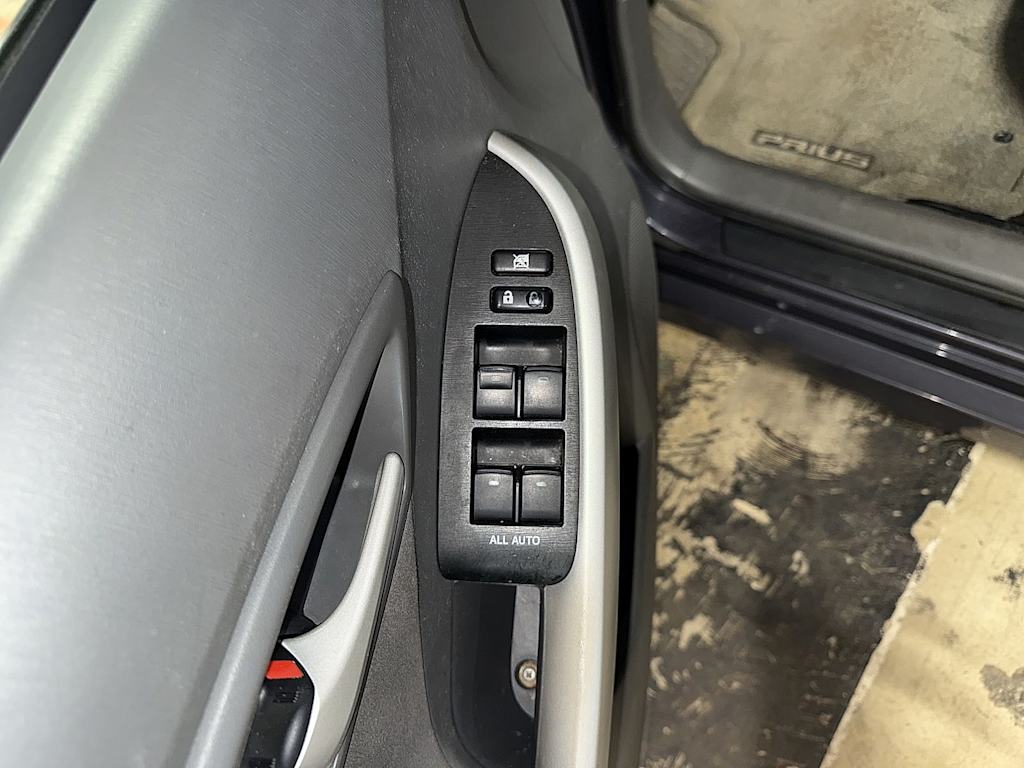 Thumbnail: 2011 Toyota Prius - 25