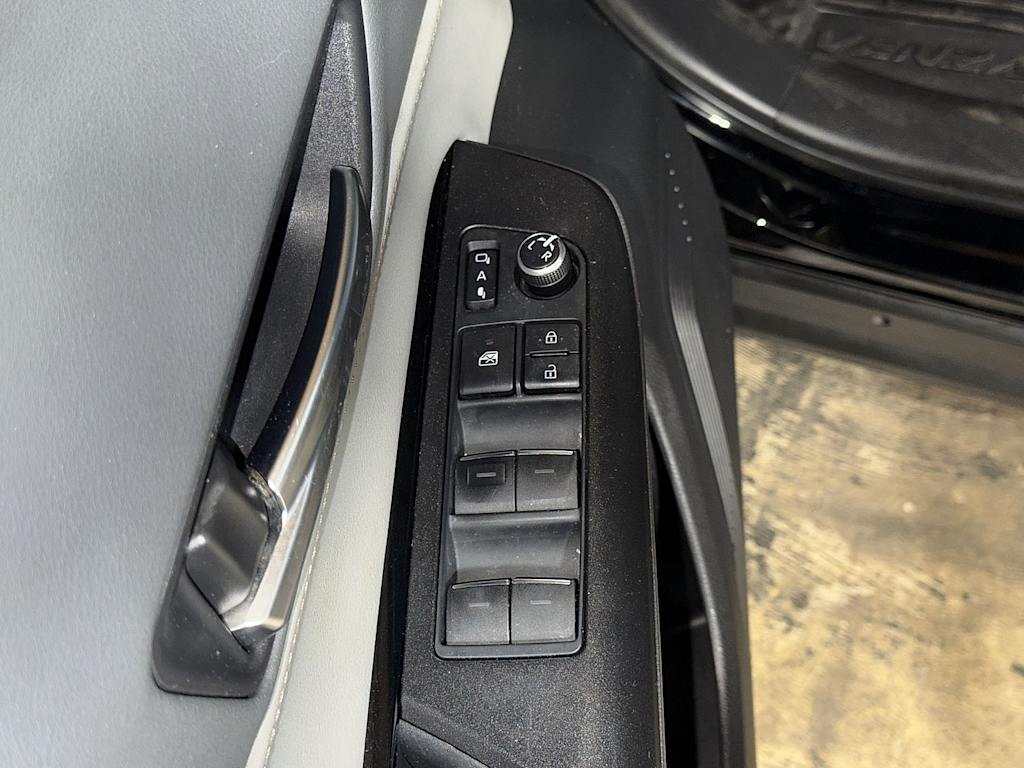 Thumbnail: 2021 Toyota Venza - 24