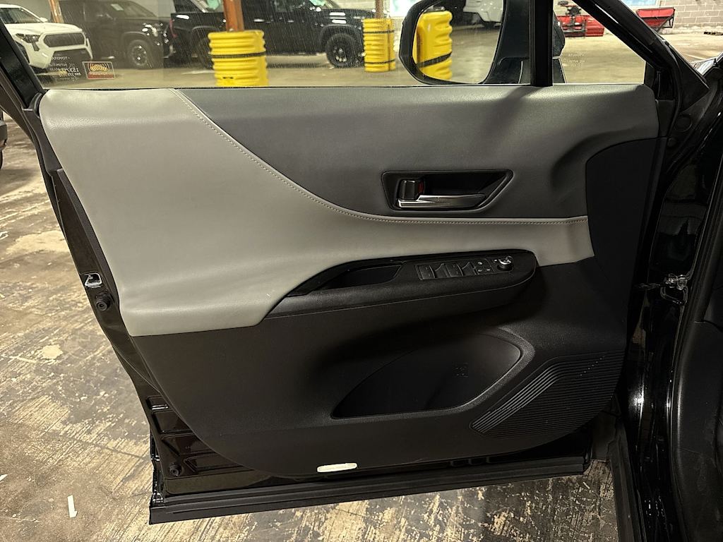 Thumbnail: 2021 Toyota Venza - 30