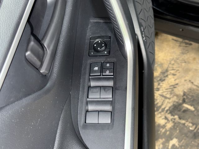 Thumbnail: 2021 Toyota RAV4 - 25