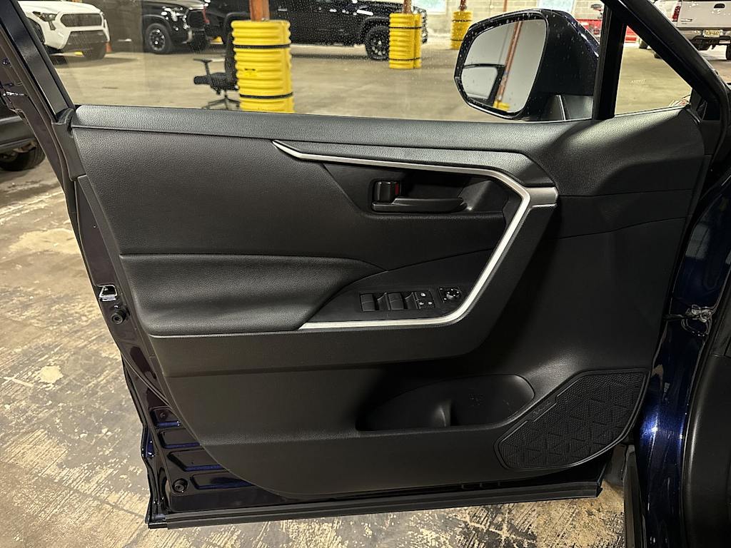 Thumbnail: 2021 Toyota RAV4 - 31