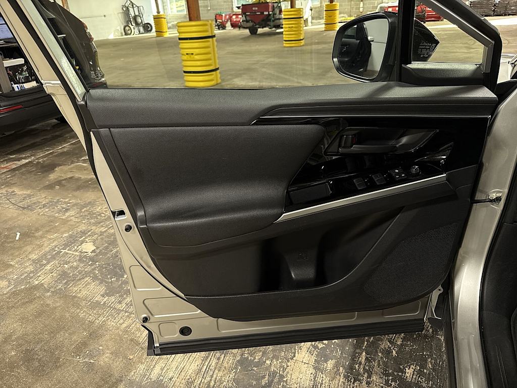 Thumbnail: 2023 Toyota bZ4X - 31