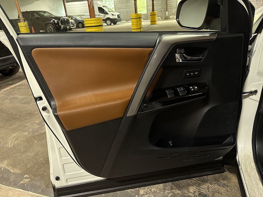 Thumbnail: 2016 Toyota RAV4 - 33