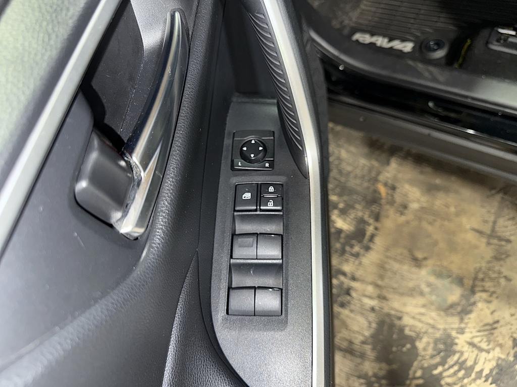 Thumbnail: 2019 Toyota RAV4 - 24