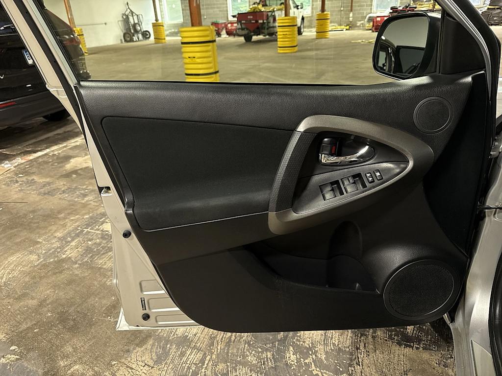 Thumbnail: 2012 Toyota RAV4 - 33