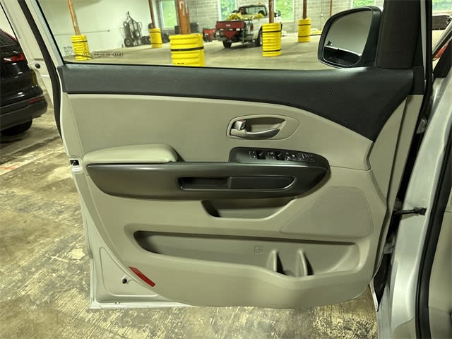 2020 Kia Sedona LX 32