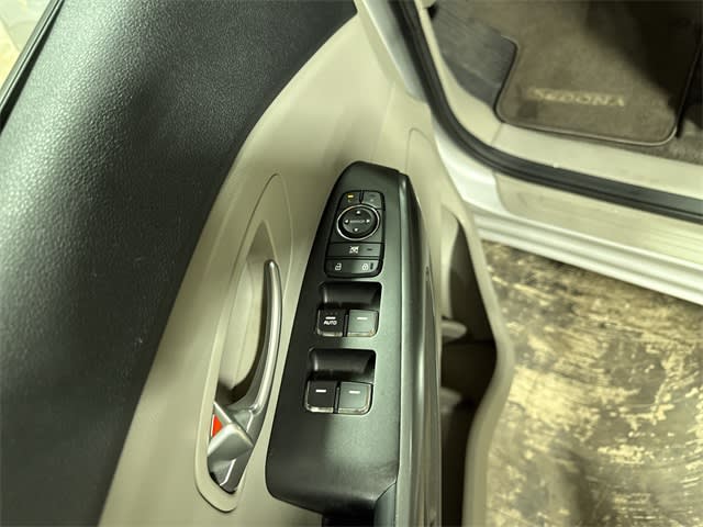 2020 Kia Sedona LX 17