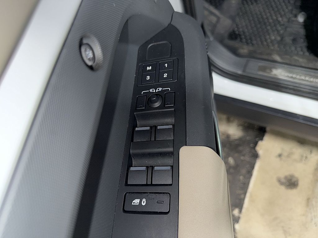 Thumbnail: 2023 Land Rover Defender - 26