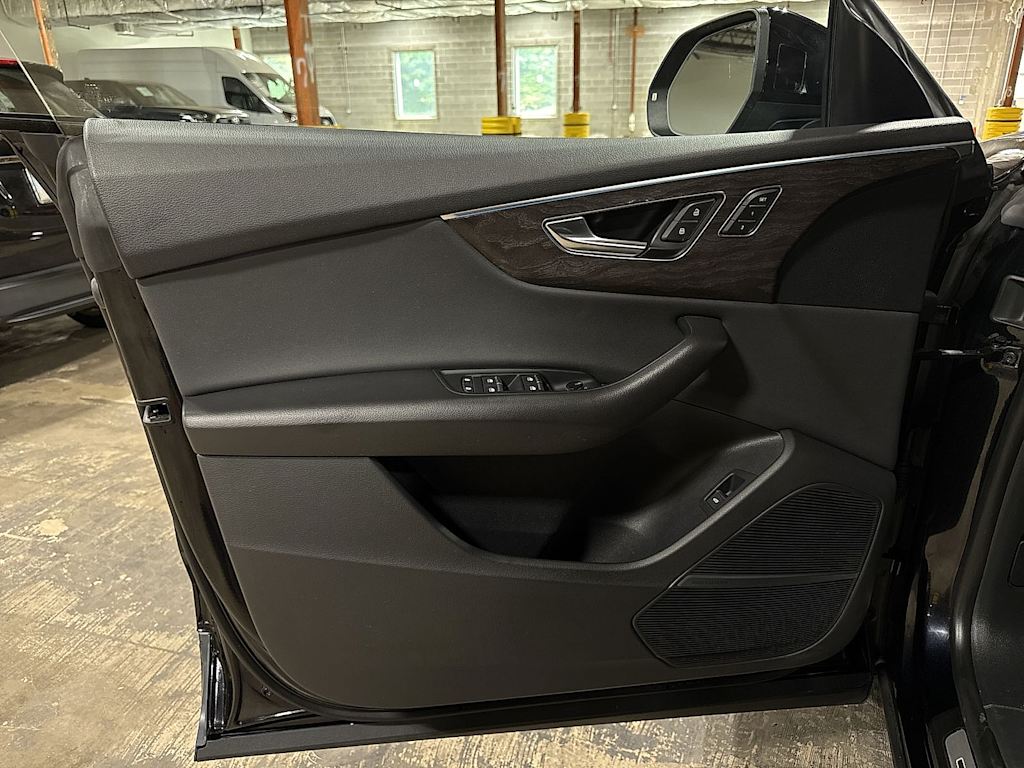Thumbnail: 2020 Audi Q8 - 33