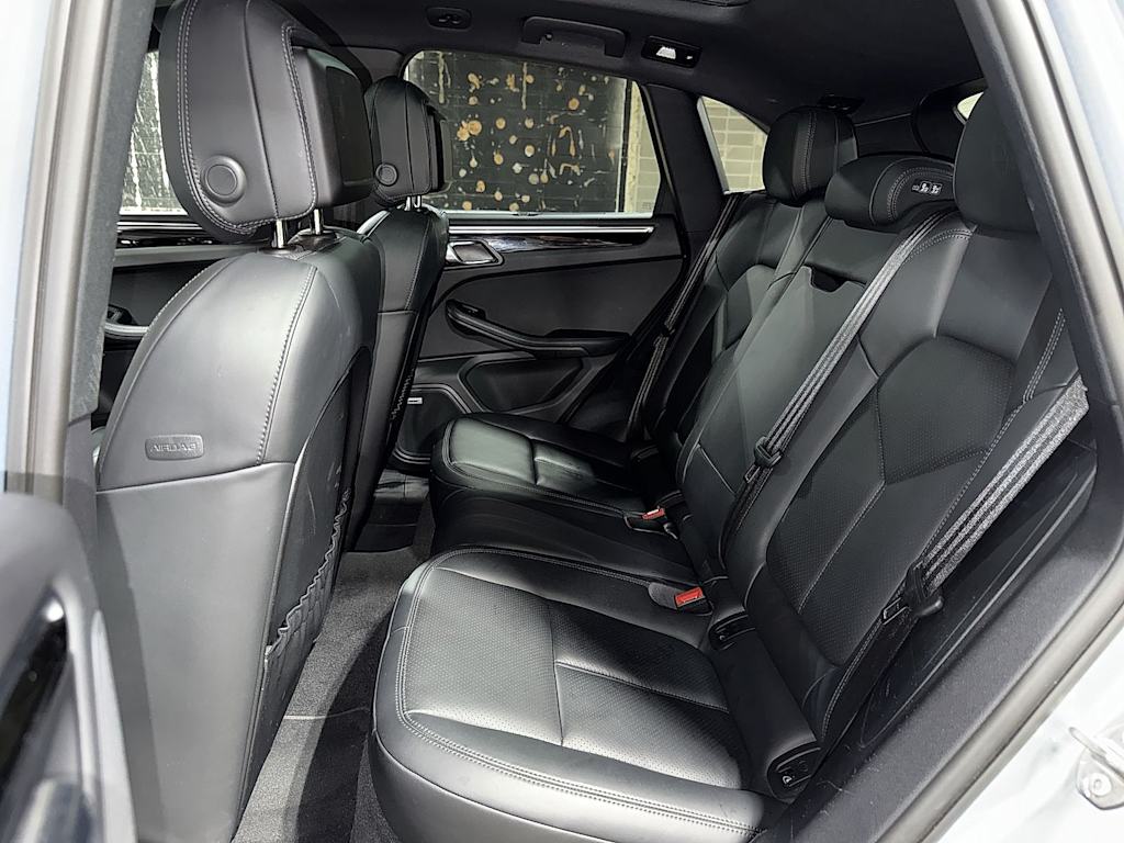 Thumbnail: 2023 Porsche Macan - 10