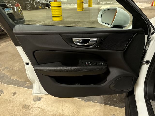 Thumbnail: 2020 Volvo V60 - 34