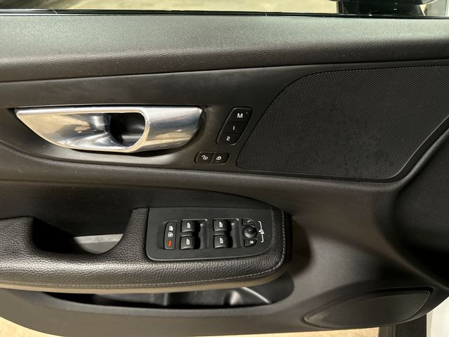 Thumbnail: 2020 Volvo V60 - 26