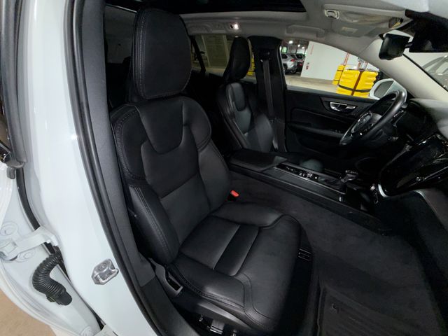 Thumbnail: 2020 Volvo V60 - 10