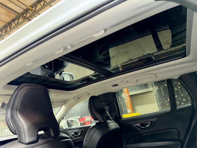Thumbnail: 2020 Volvo V60 - 28