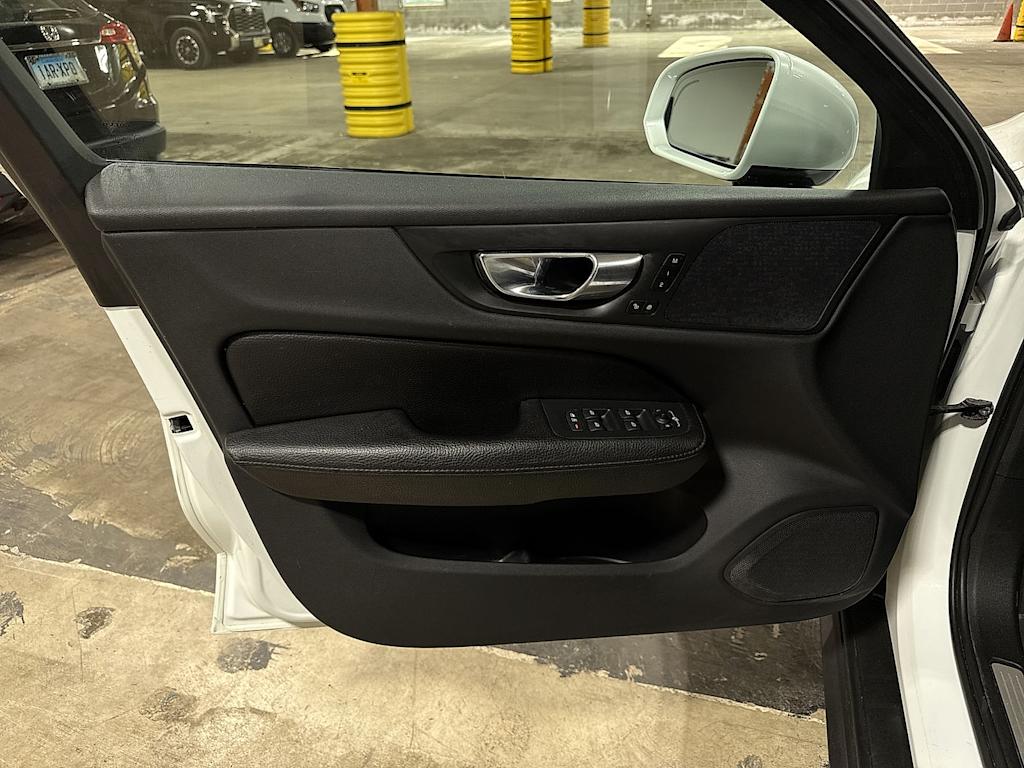 Thumbnail: 2020 Volvo V60 - 34