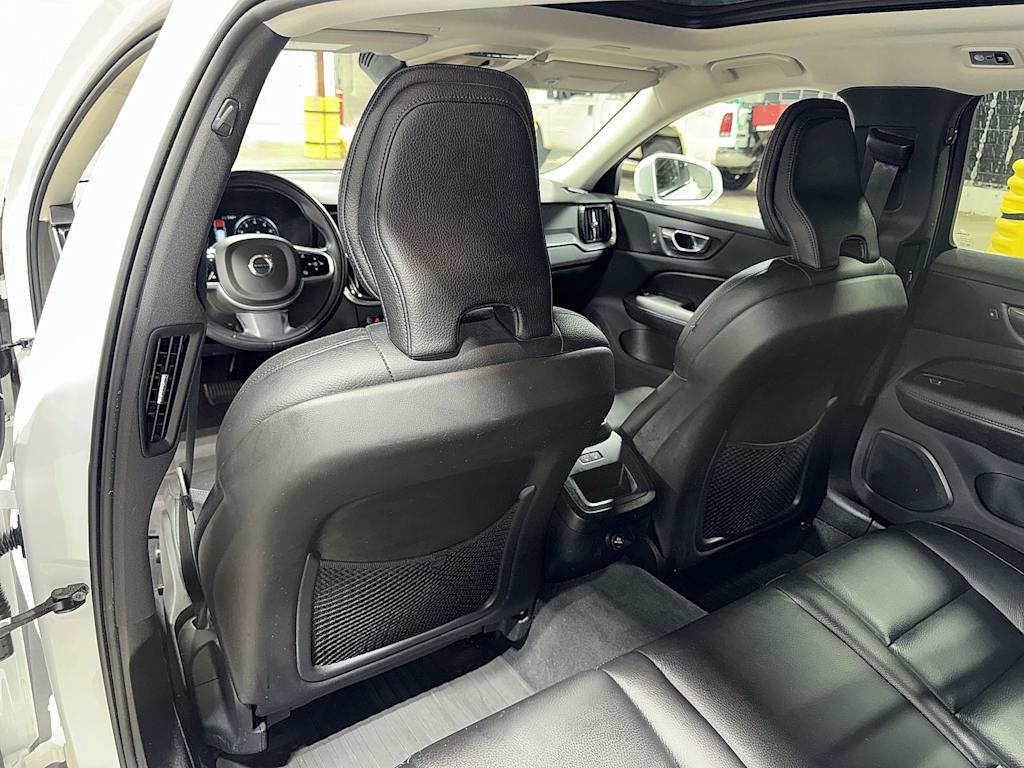 Thumbnail: 2020 Volvo V60 - 31