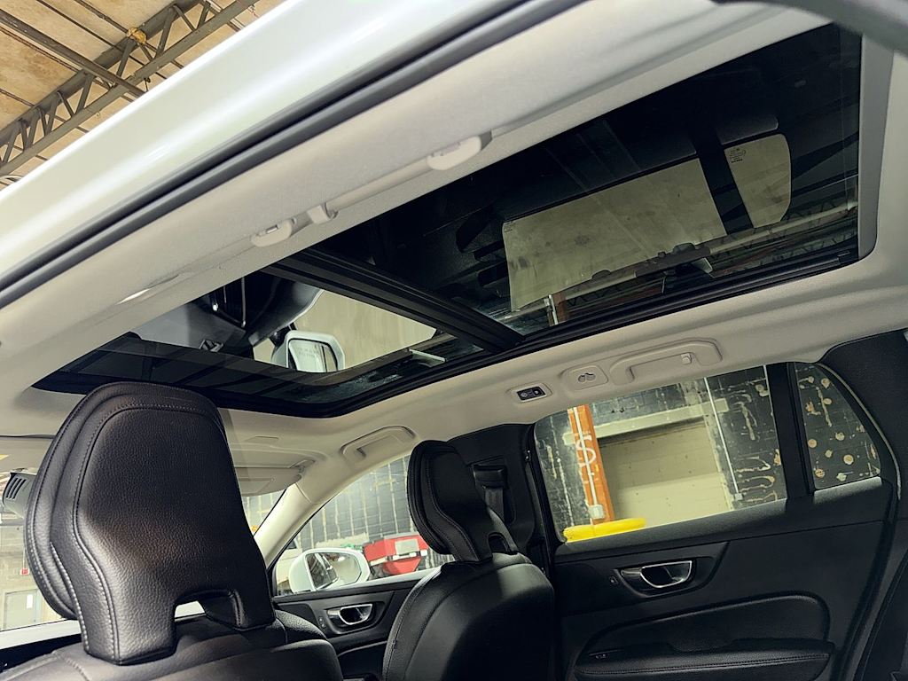 Thumbnail: 2020 Volvo V60 - 28