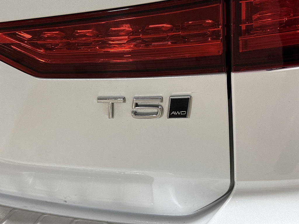 Thumbnail: 2020 Volvo V60 - 30