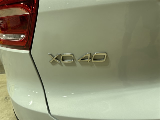 Thumbnail: 2022 Volvo XC40 - 5