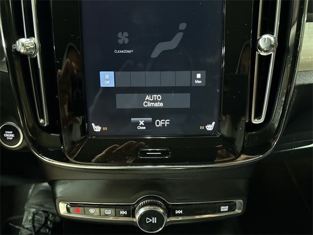 Thumbnail: 2022 Volvo XC40 - 32
