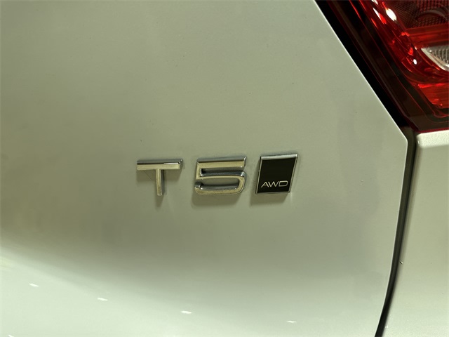 Thumbnail: 2022 Volvo XC40 - 28