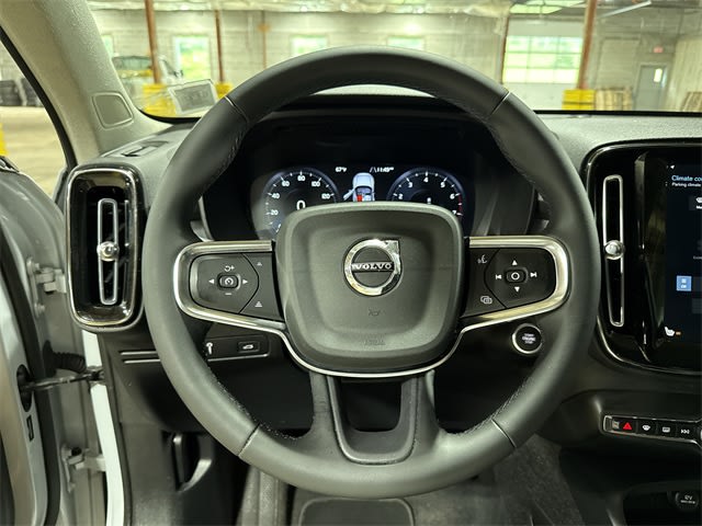 Thumbnail: 2022 Volvo XC40 - 2
