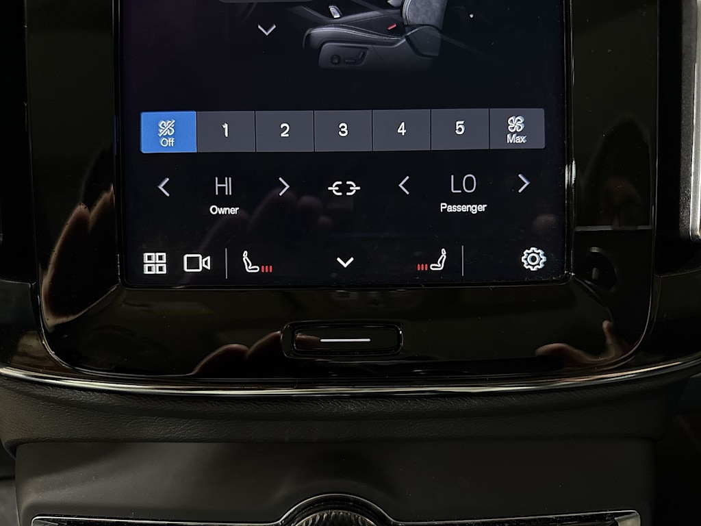 Thumbnail: 2023 Volvo XC40 - 34