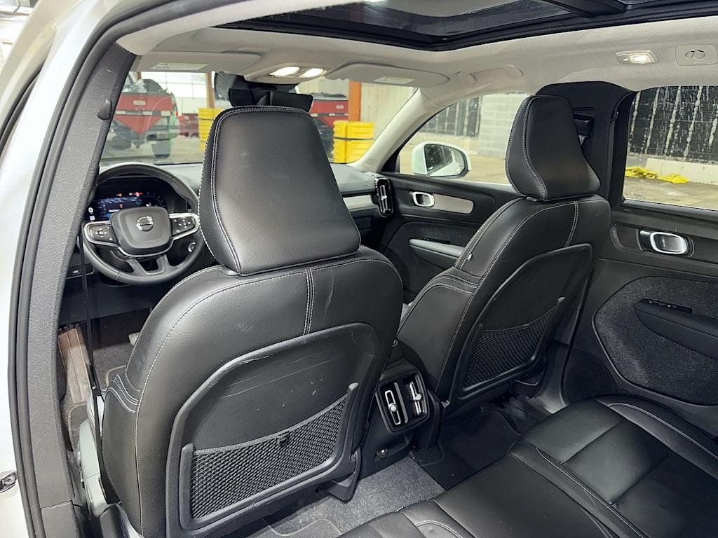Thumbnail: 2023 Volvo XC40 - 32
