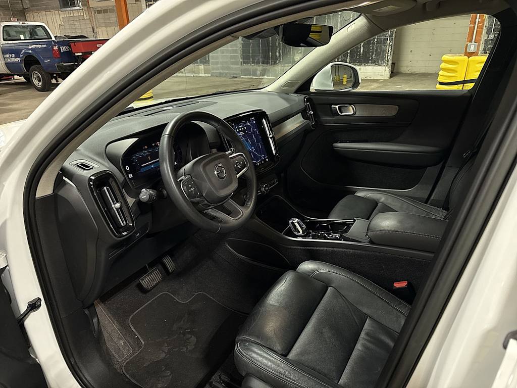 Thumbnail: 2023 Volvo XC40 - 9