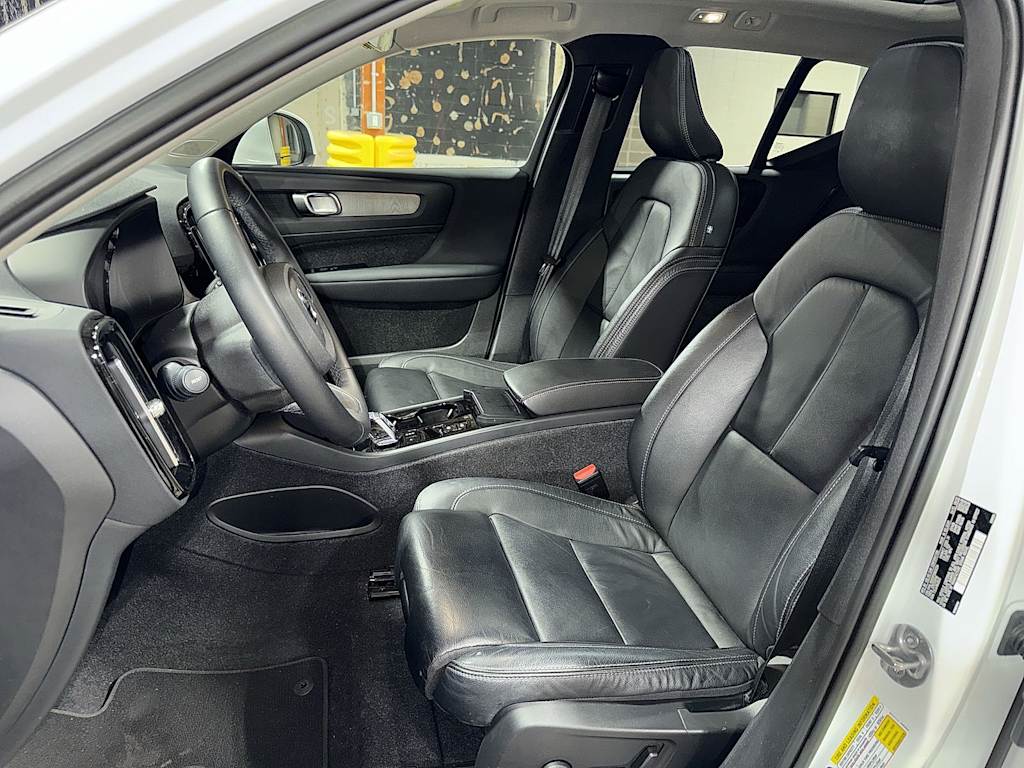 Thumbnail: 2023 Volvo XC40 - 10