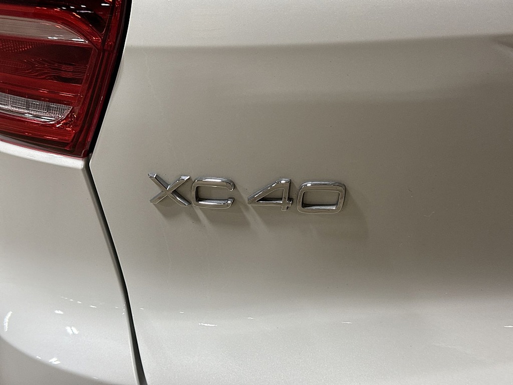 Thumbnail: 2023 Volvo XC40 - 6