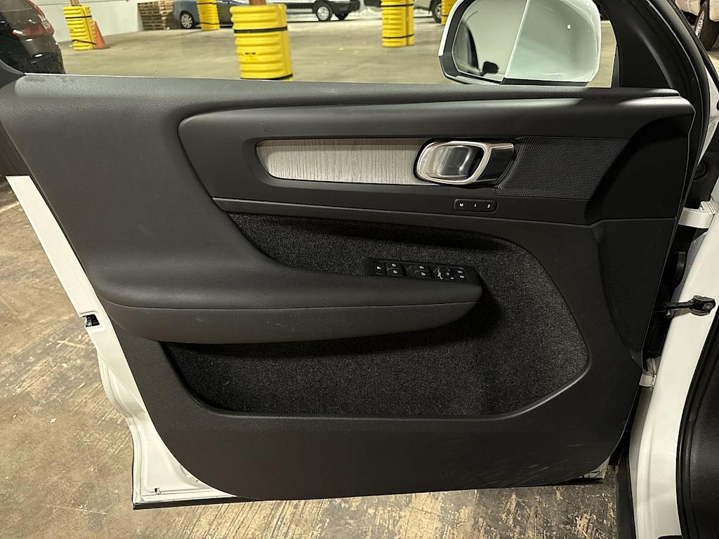 Thumbnail: 2023 Volvo XC40 - 33