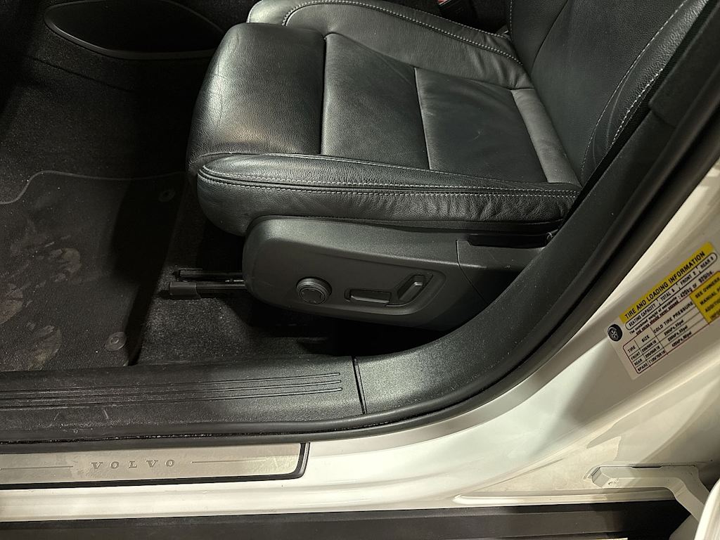 Thumbnail: 2023 Volvo XC40 - 28