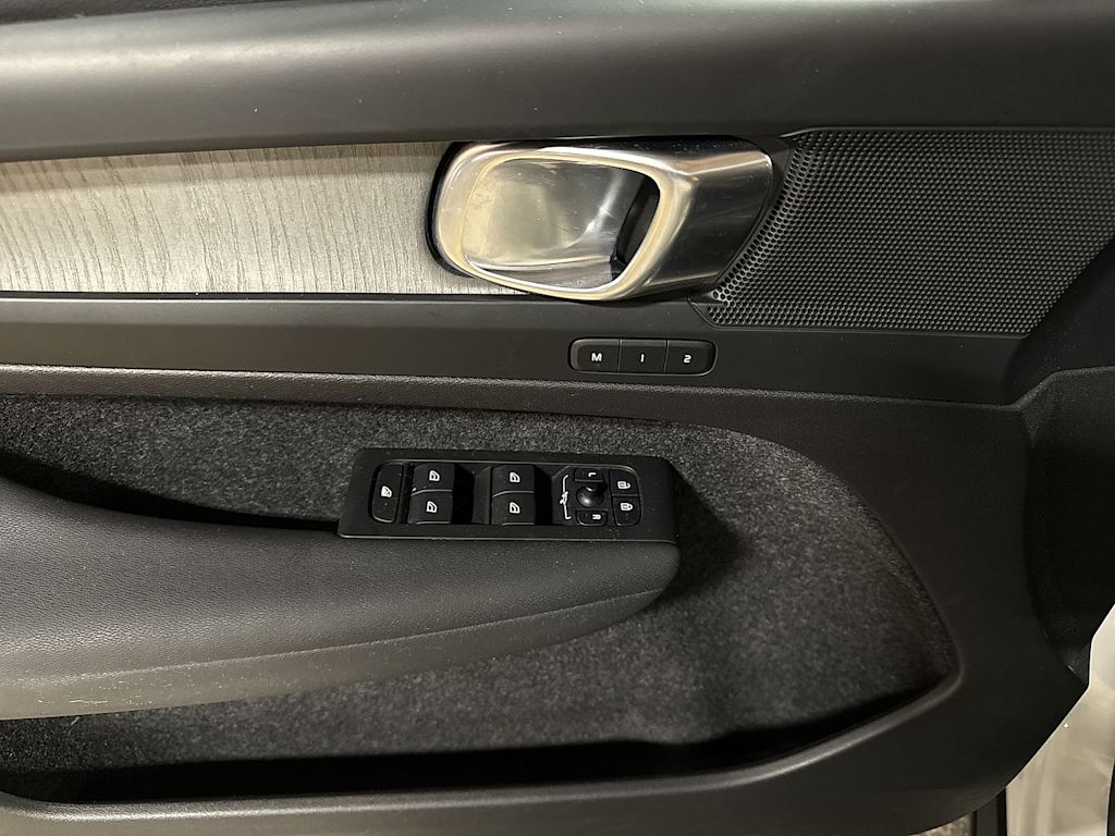 Thumbnail: 2023 Volvo XC40 - 27