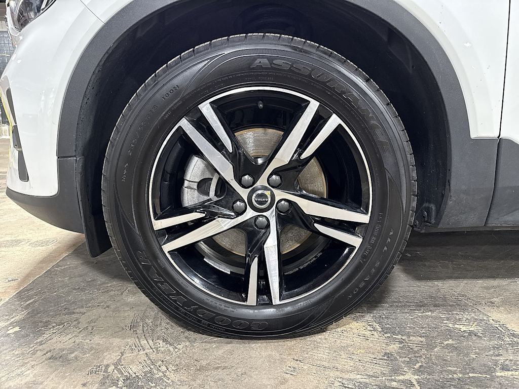 Thumbnail: 2023 Volvo XC40 - 7