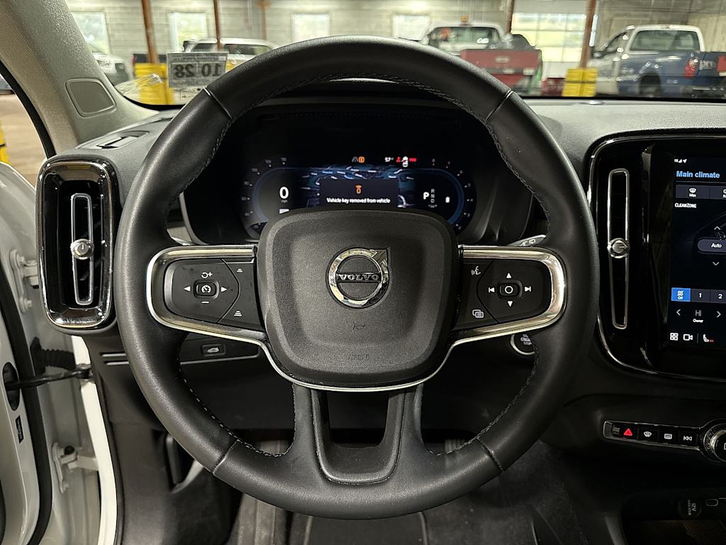 Thumbnail: 2023 Volvo XC40 - 2