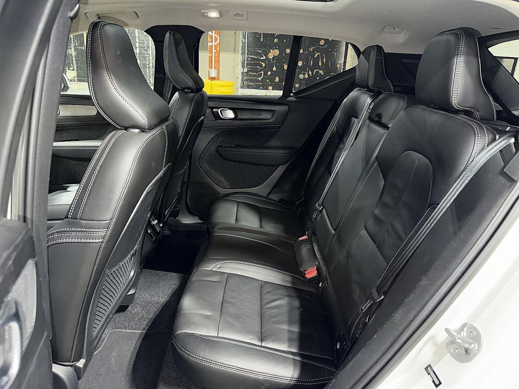 Thumbnail: 2023 Volvo XC40 - 12