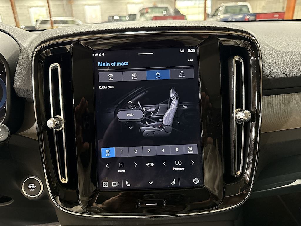 Thumbnail: 2023 Volvo XC40 - 26