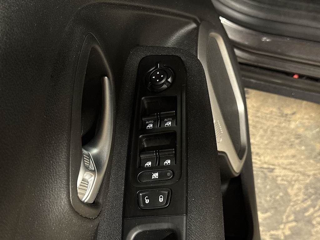 Thumbnail: 2021 Jeep Renegade - 25